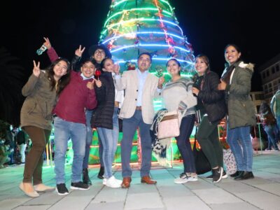 UTC encendió el árbol más grande de Navidad